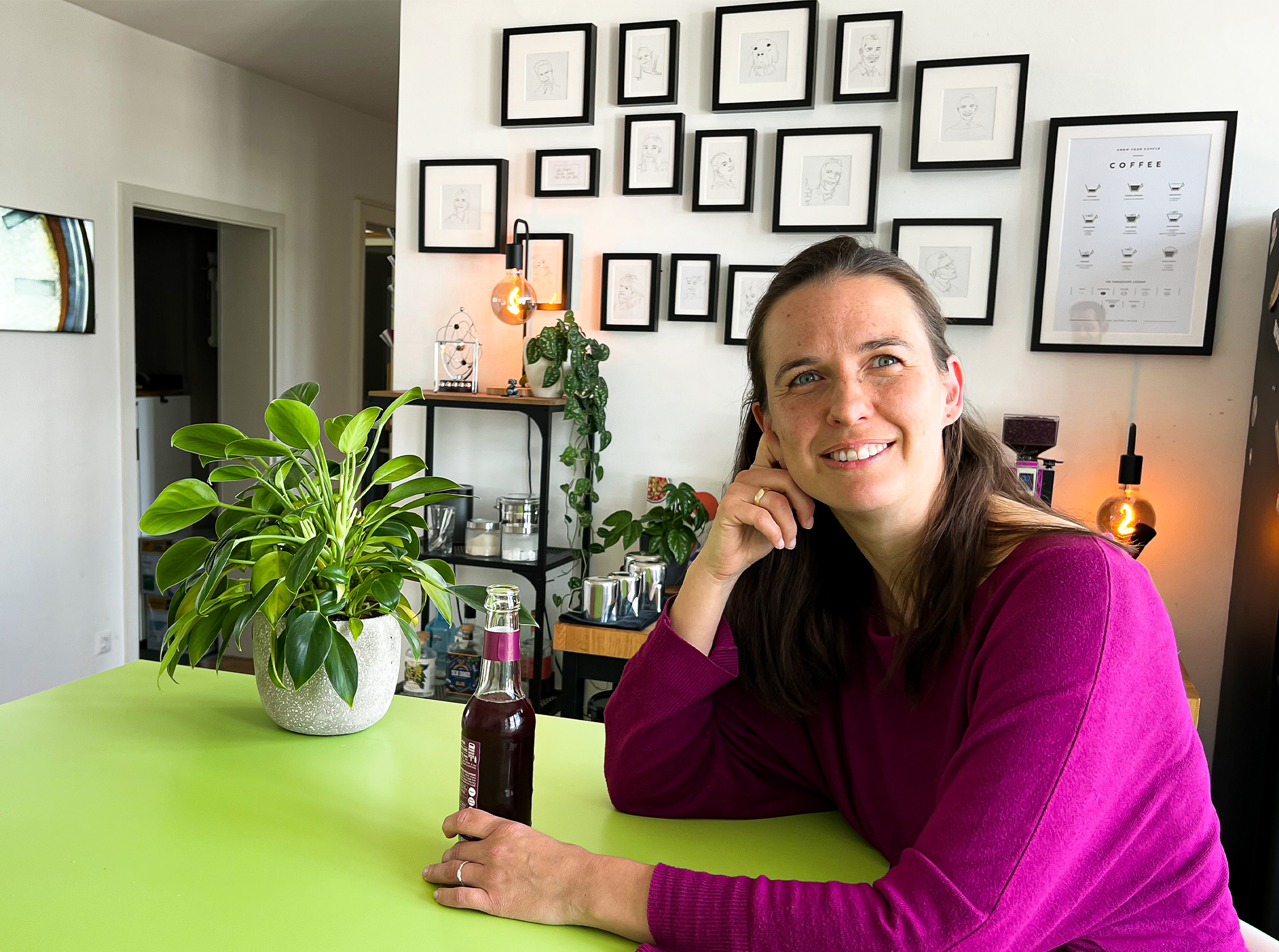 Bild mit ottomisu Mitarbeiterin Steffi, sitzend an einem grünen Tisch im ottomisu Küchenbereich