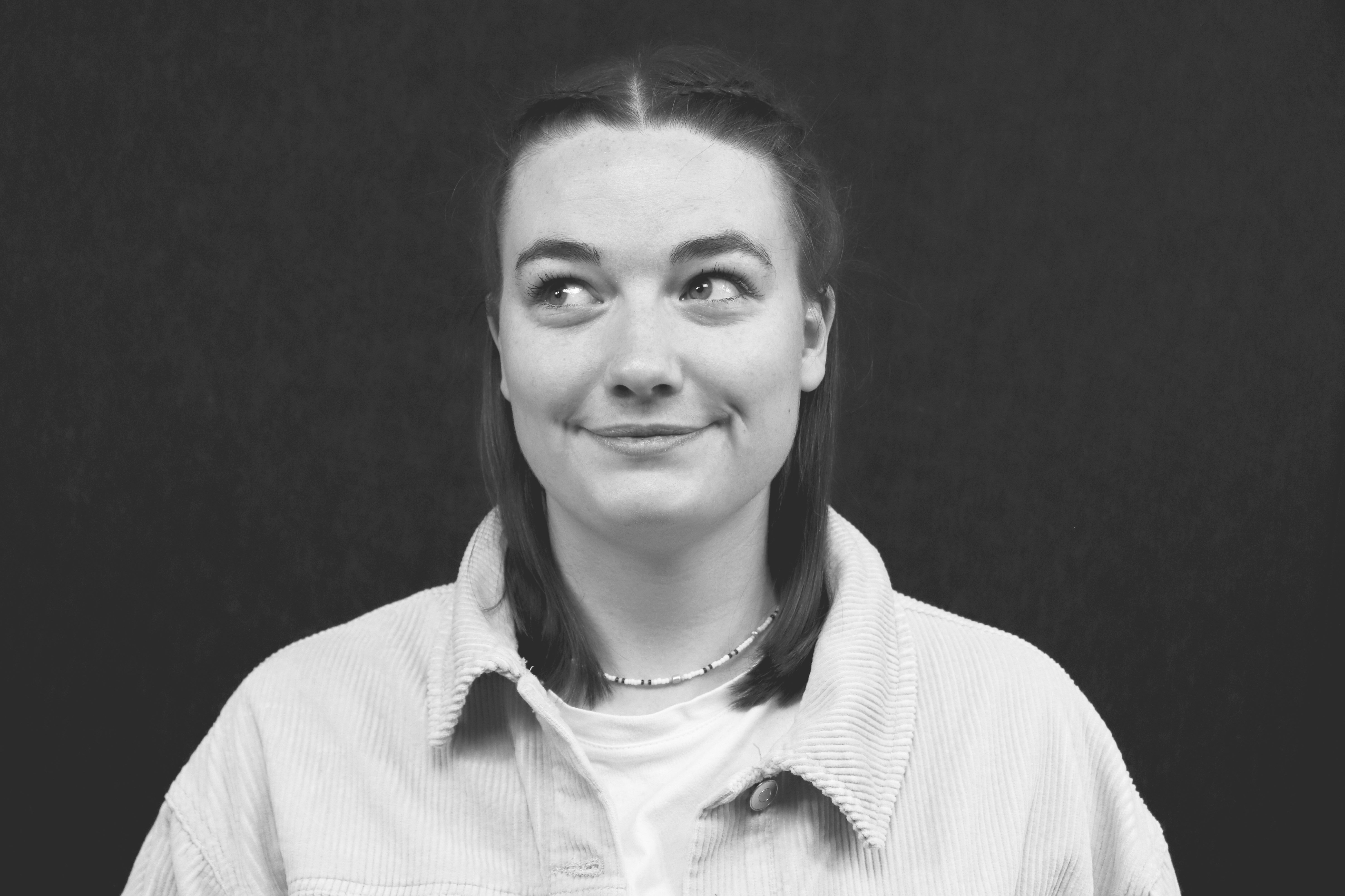 Eine schwarz-weiß Fotografie der neuen ottomisu Mitarbeiterin Beke Alberring