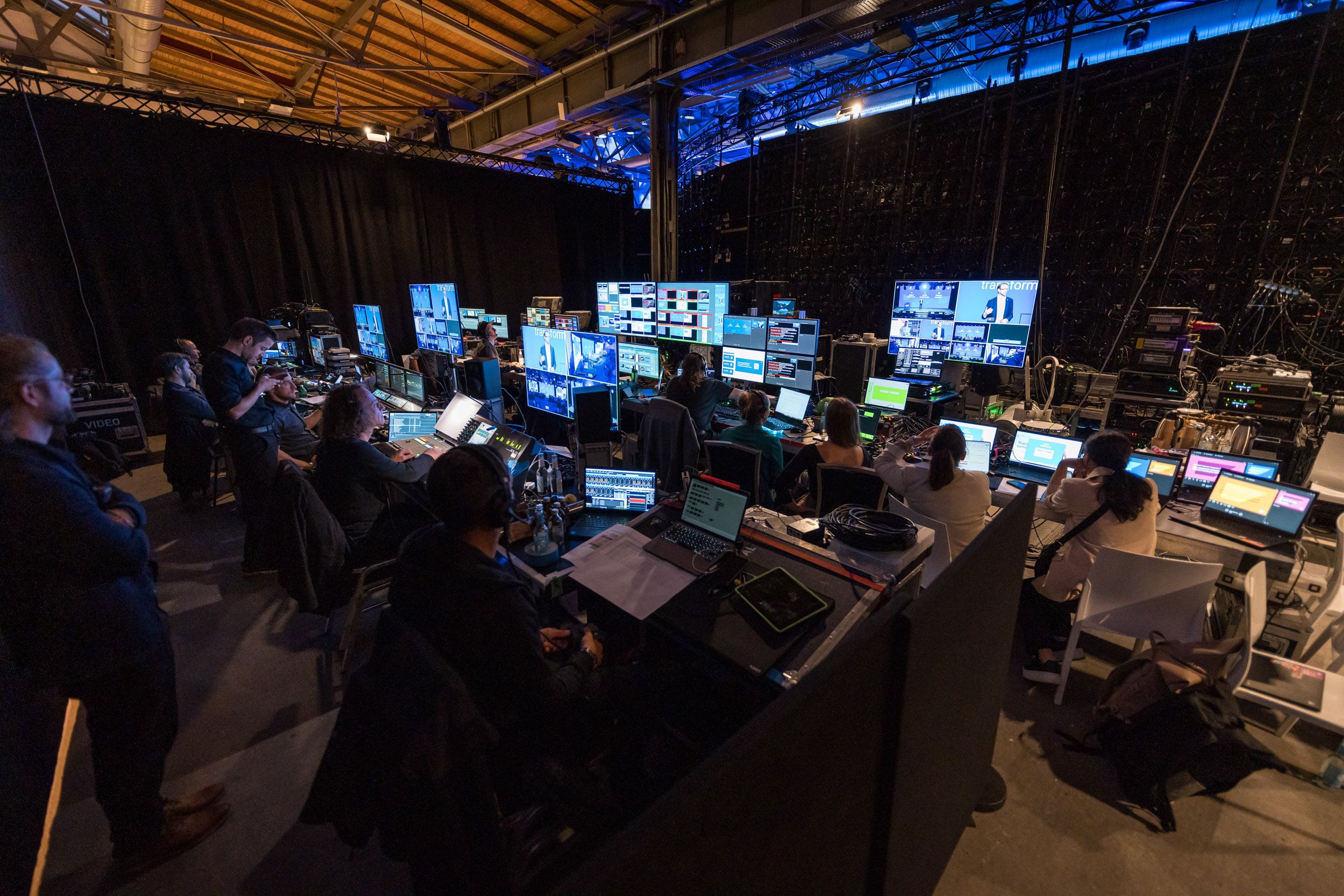 Regie mit vielen Bildschirmen