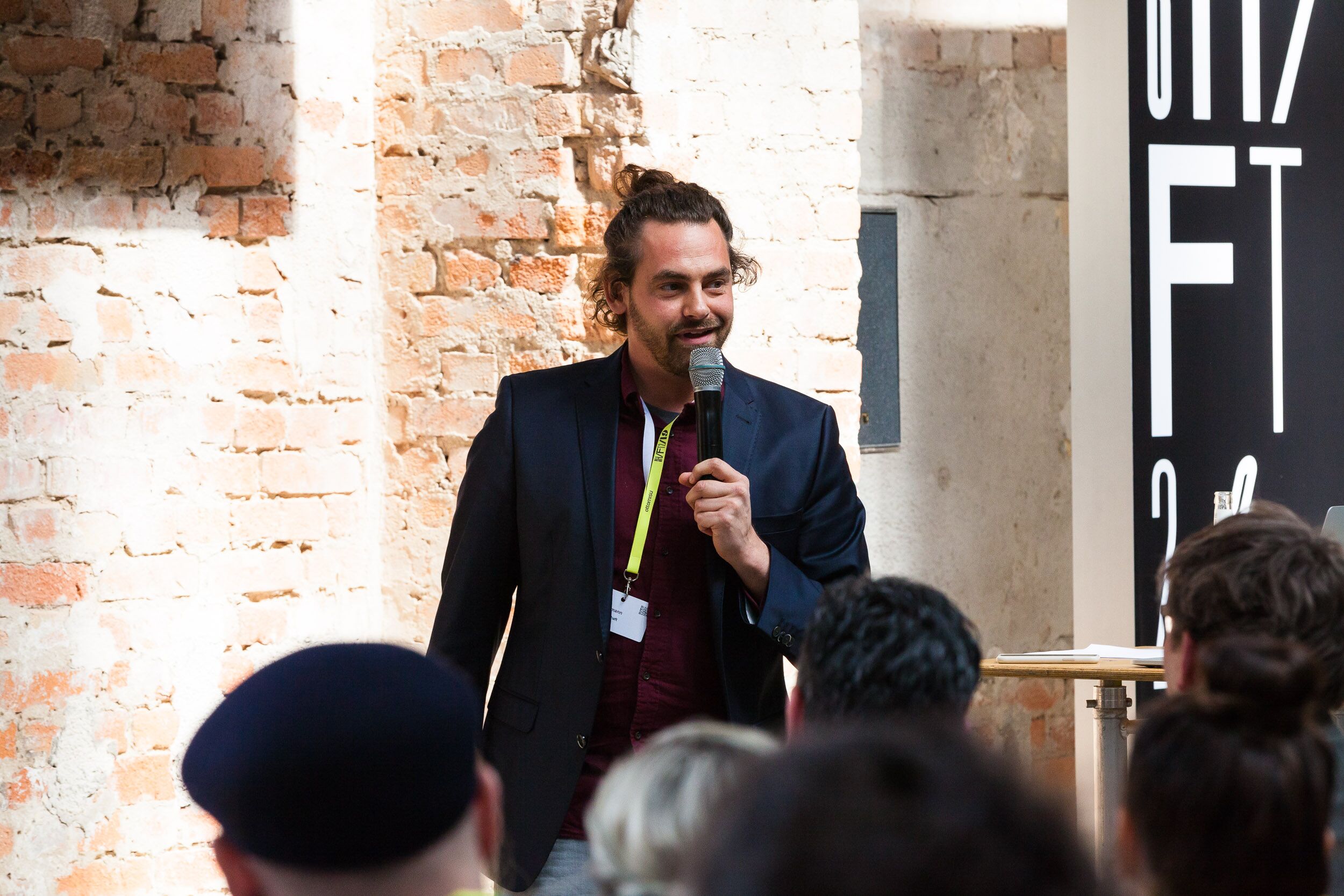 Shai Hoffmann redet mit Mikrofon auf SHIFT 2019