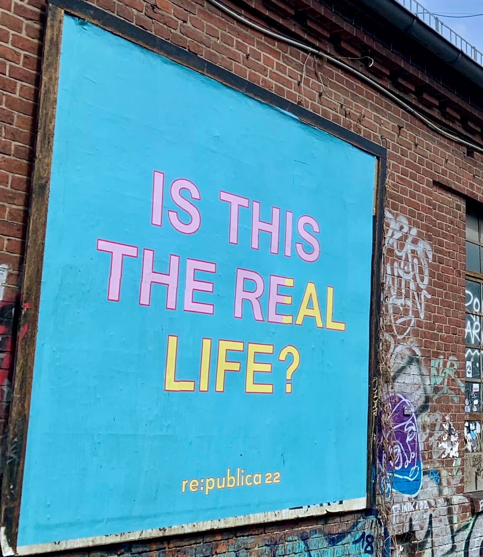 re:publica 2022 Werbeplakat mit dem Schriftzug "is this the real life"