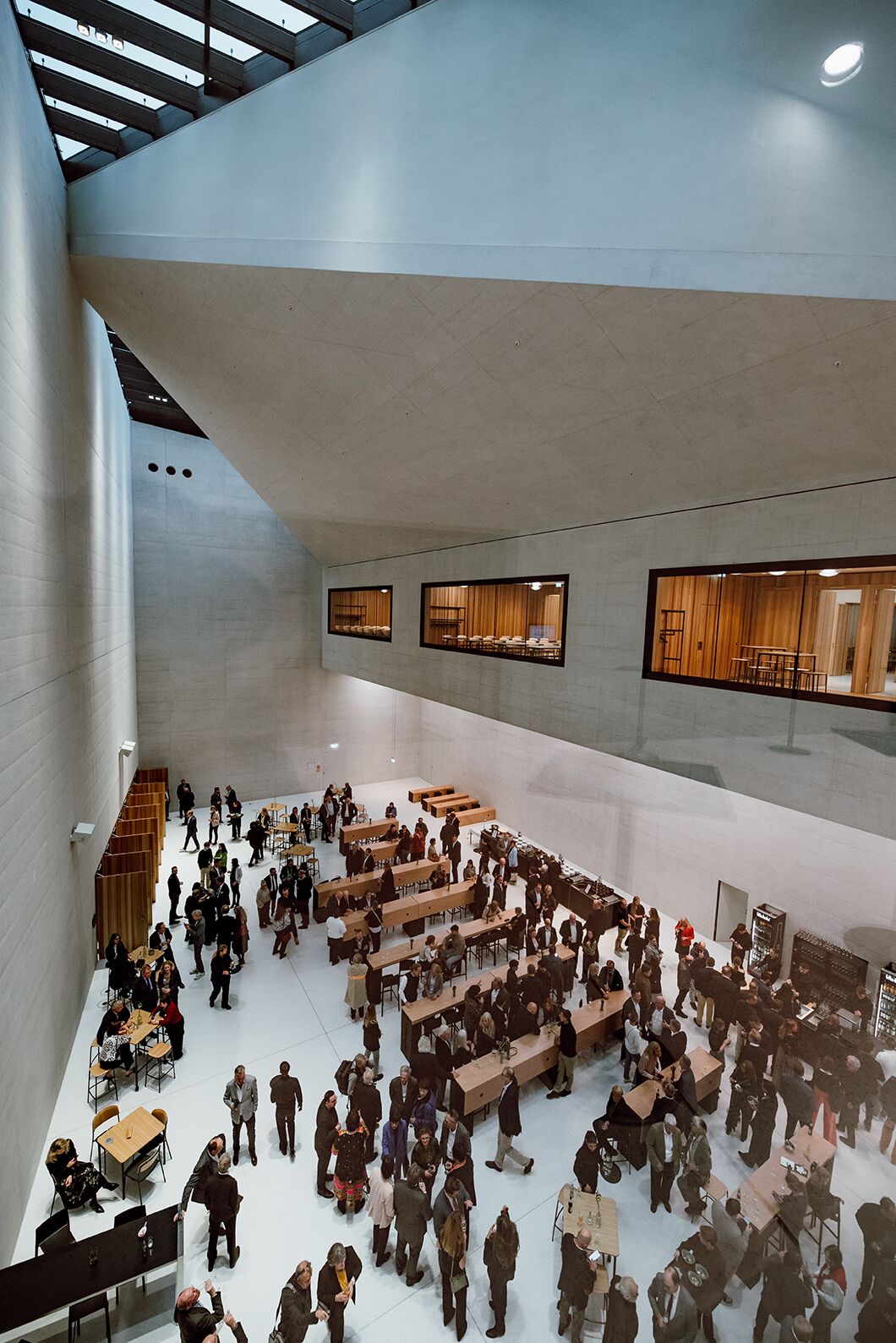 Personen im Foyer des HCC