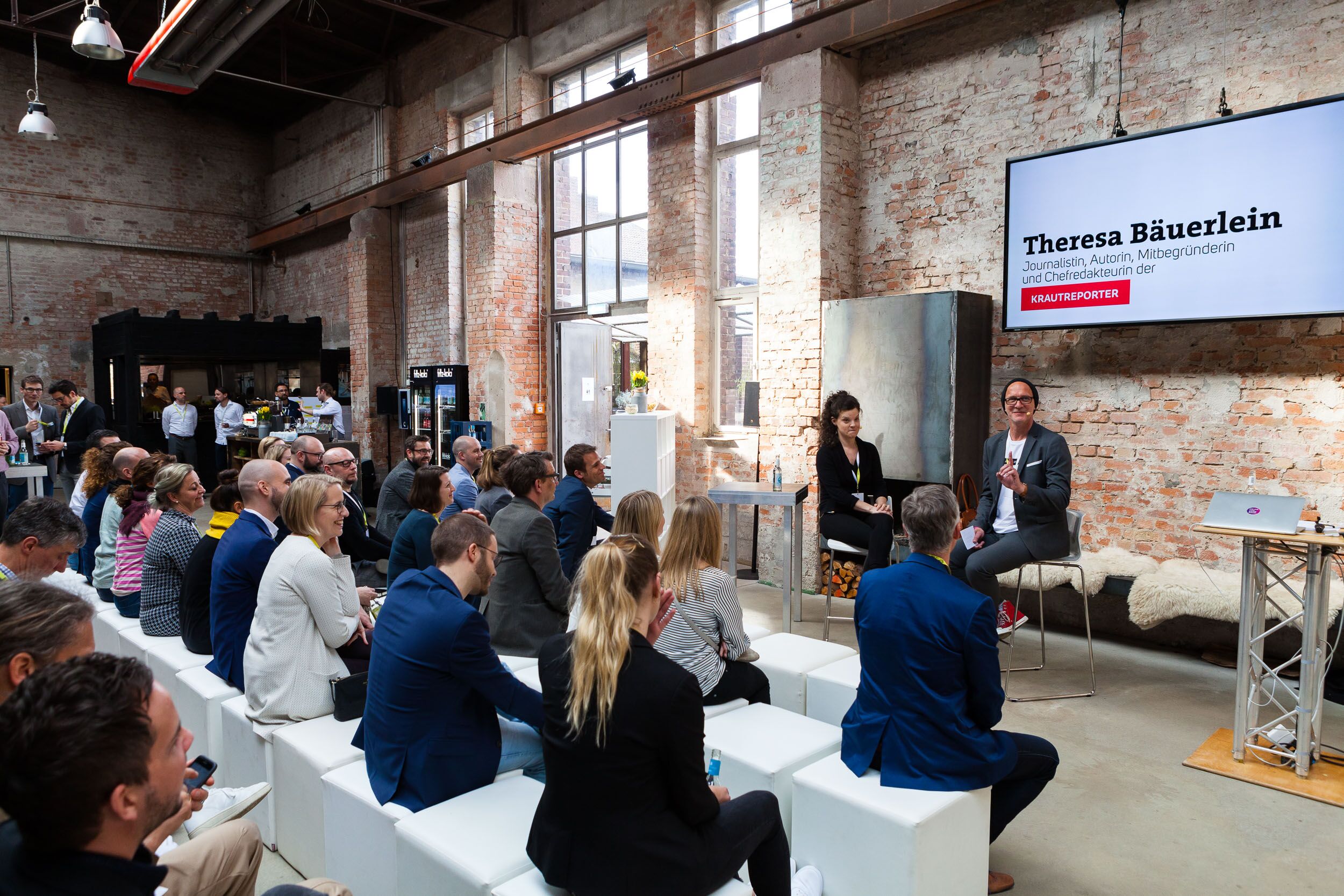 Die Teilnehmenden von SHIFT 2019 hören einem Vortrag zu.