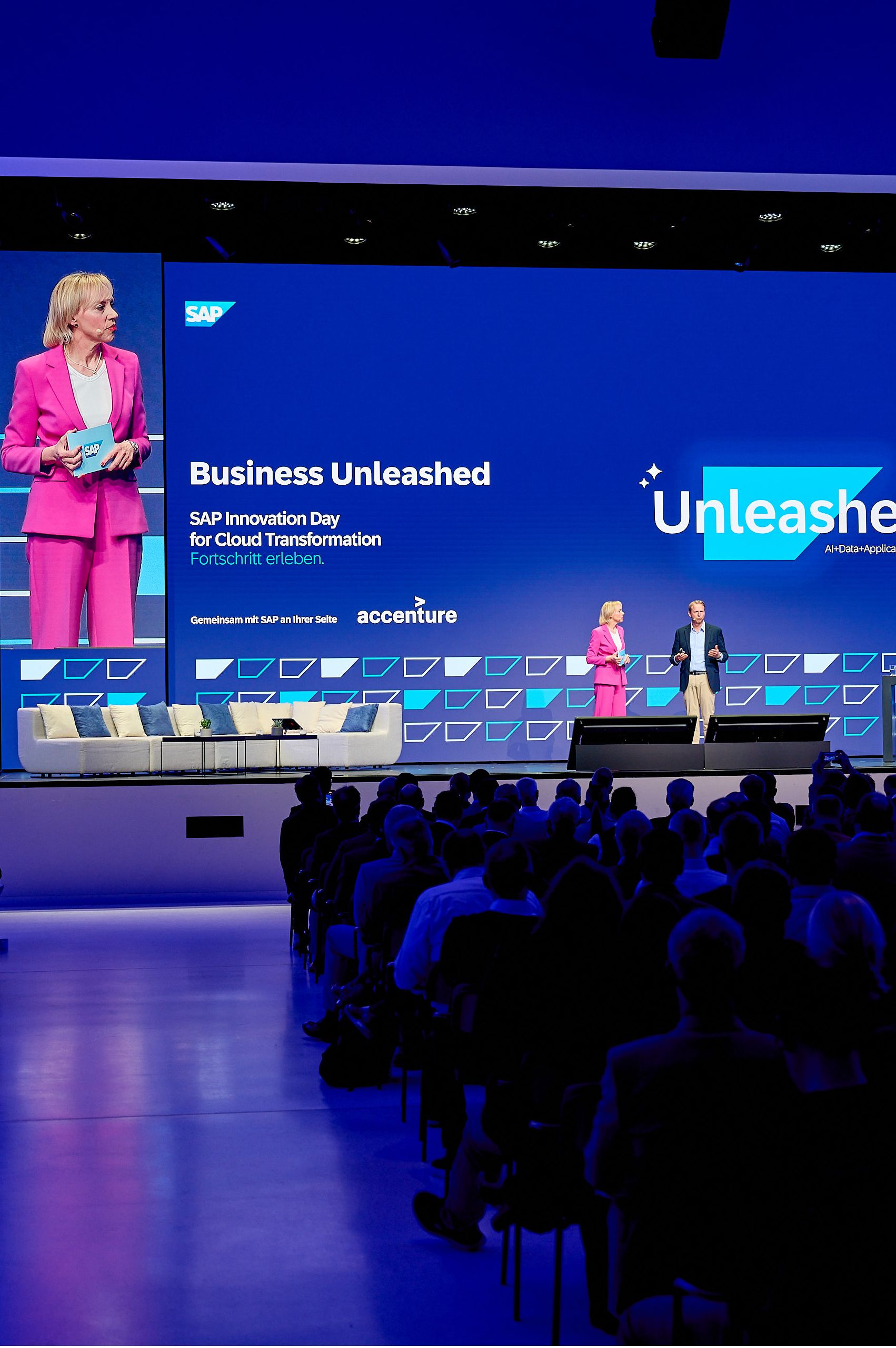 Begrüßung im Plenum, Prof Dr. Anne Gfrerer und Gastgeber Sven Mulder