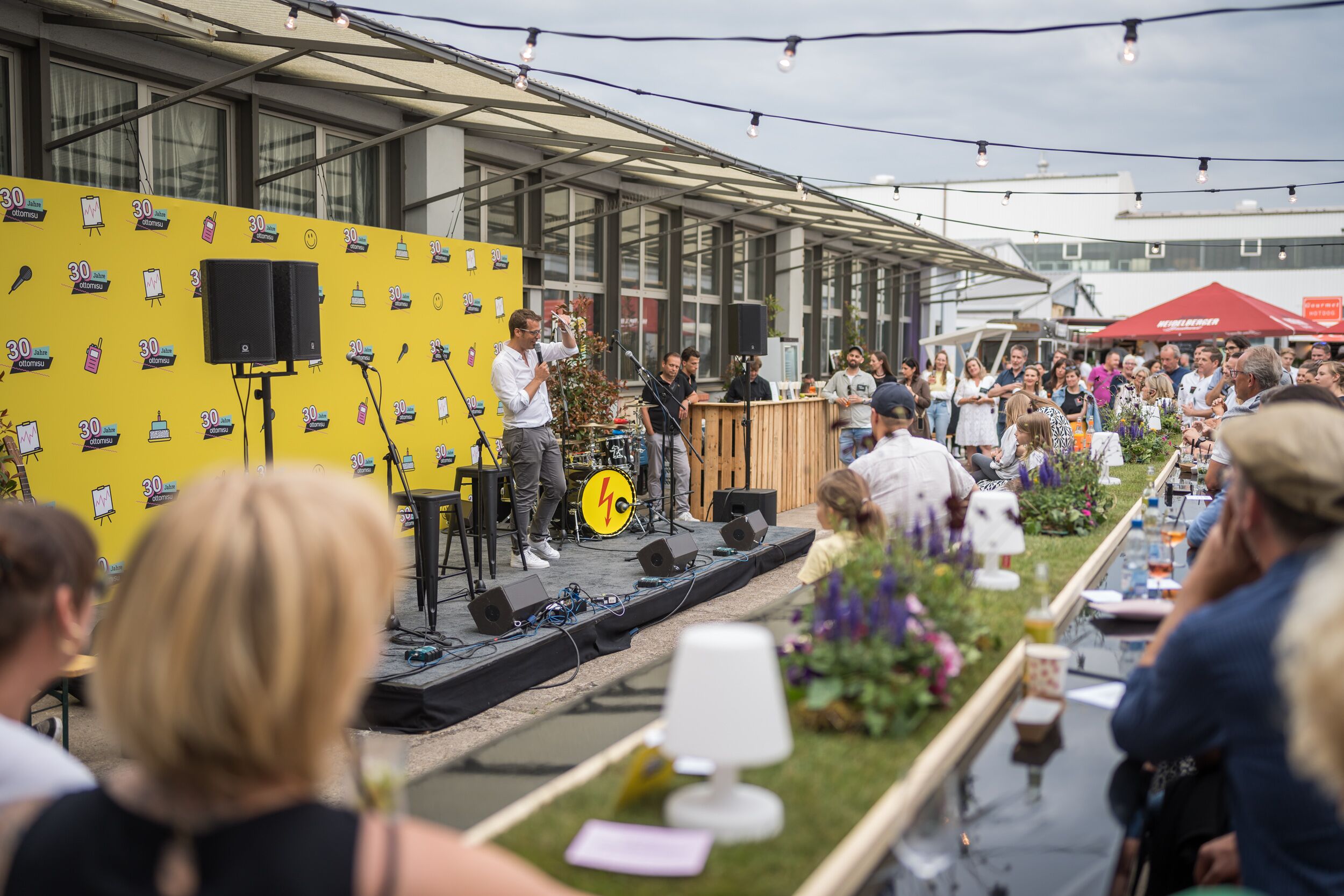 ottomisu 30-jähriges Jubiläum, CEO Jörn Huber gibt auf der Bühne eine Rede