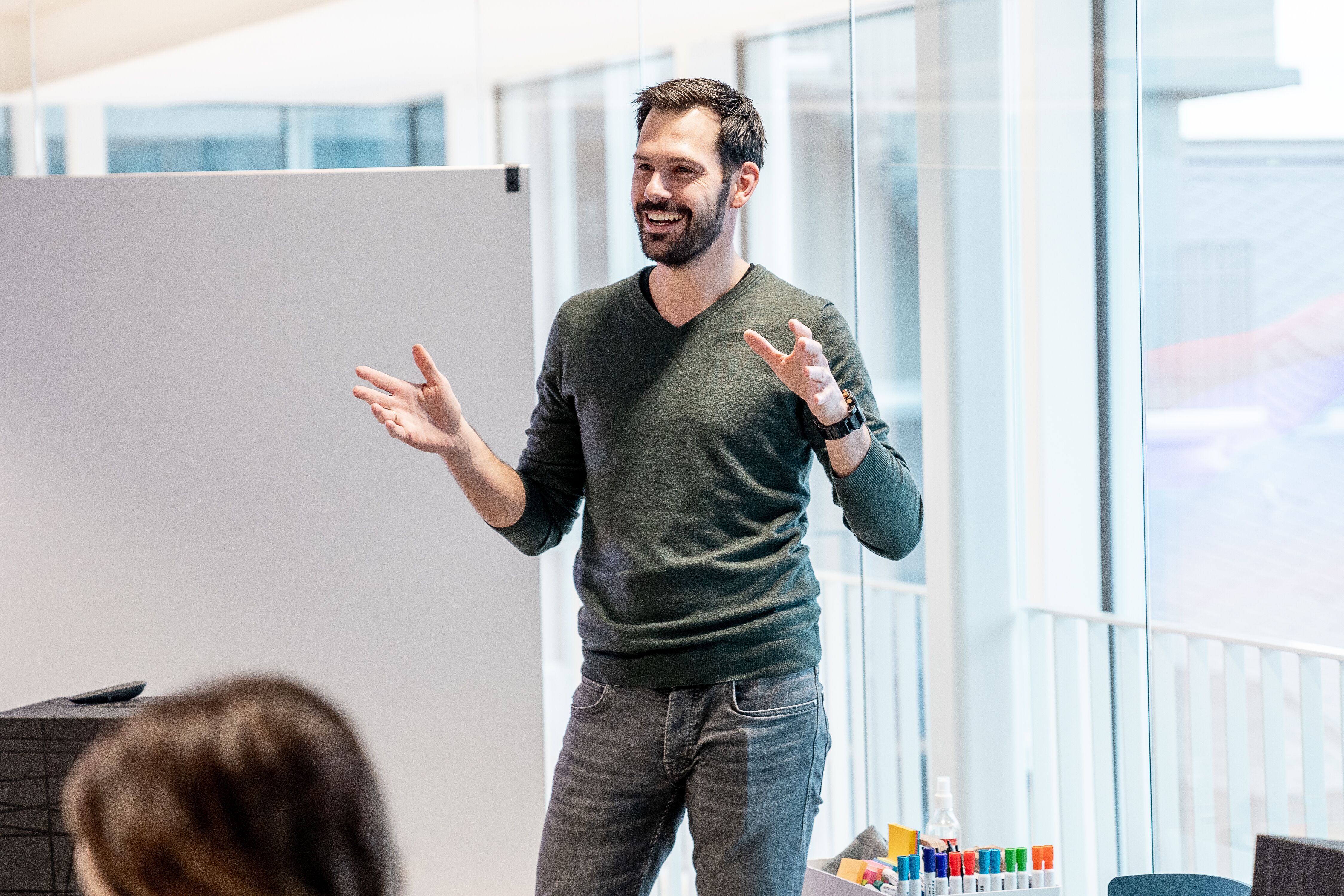 Unser Kollege Jan Koch hält eine Präsentation vor einem kleinen Publikum in einem modernen Raum.