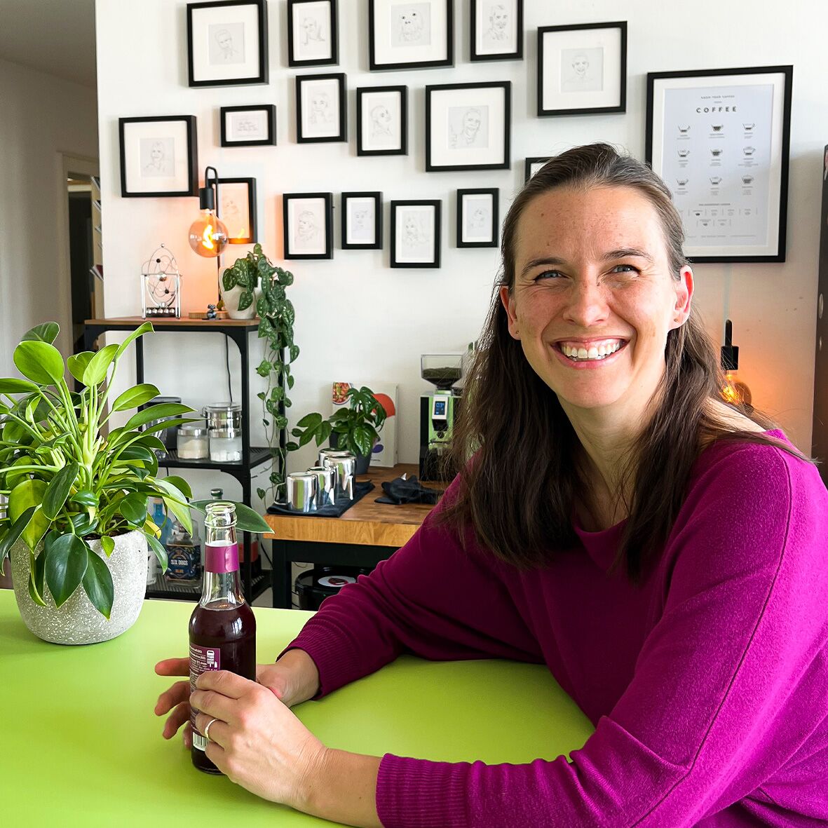 Bild mit ottomisu Mitarbeiterin Steffi, sitzend an einem grünen Tisch im ottomisu Küchenbereich