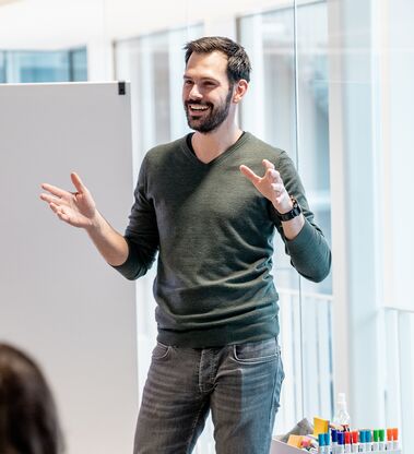Unser Kollege Jan Koch hält eine Präsentation vor einem kleinen Publikum in einem modernen Raum.