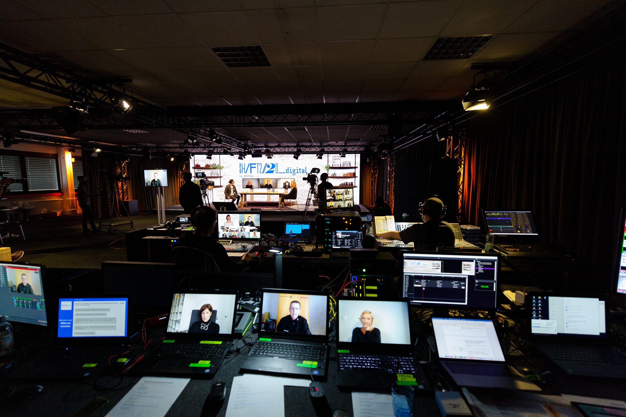 Ein Blick hinter die Kulissen, Mischpult, Kamera, Technik.
