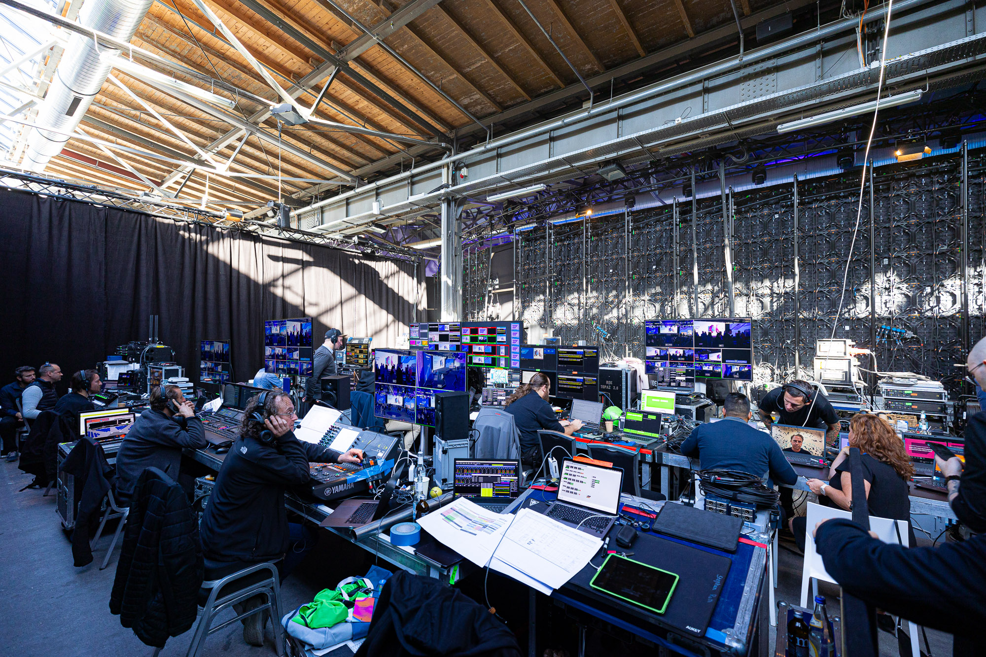 Regie mit vielen Bildschirmen