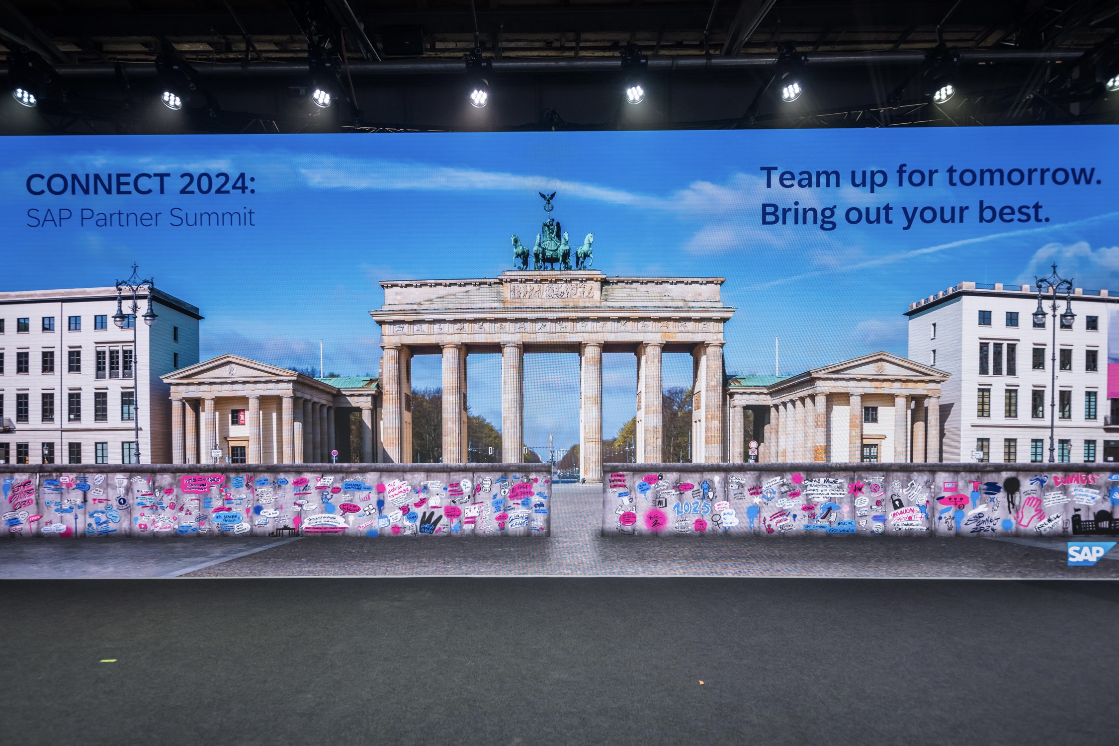 LED-Wand mit Berliner Mauer und Graffiti
