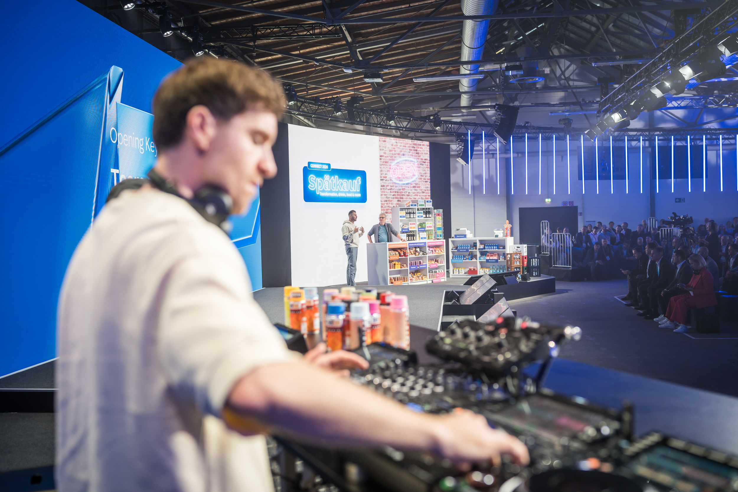 Sicht von einem DJ-Pult auf einen aufgebauten Späti auf einer Bühne