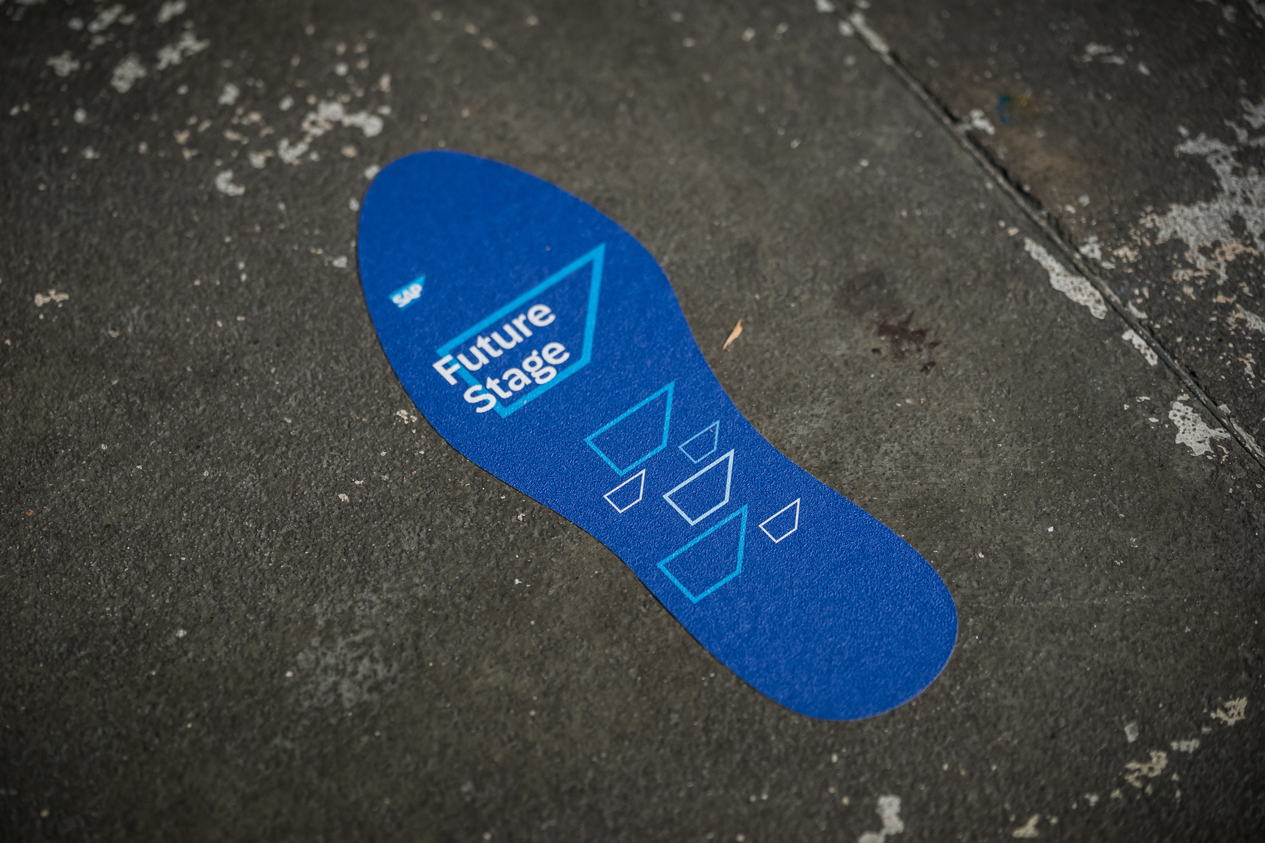 Bodenaufkleber in Fußform mit der Aufschrift „Future Stage“. Wegweiser auf dem Veranstaltungsgelände des SAP Partner Summits.